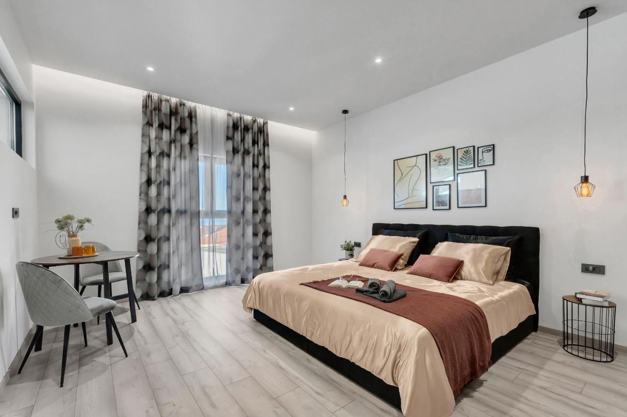 Hiša za goste Luxury Black Pearl With Jacuzzi Makarska