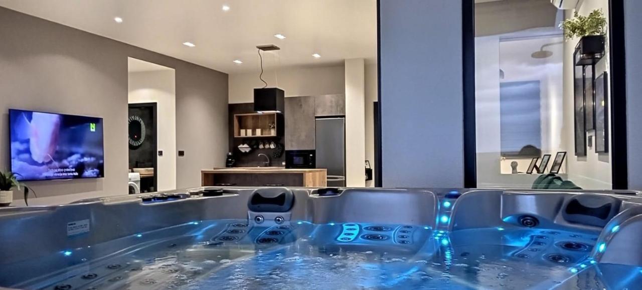 Luxury Black Pearl With Jacuzzi Hiša za goste *